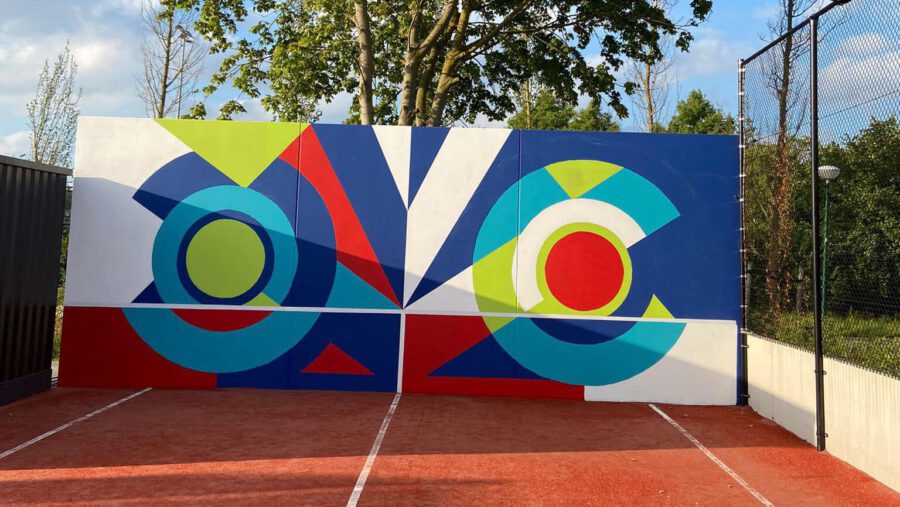 beschilderde tennis oefenmuur muurmasters bij lockhorst tennis en padel