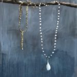 mixed media schilderij kettingen hangend aan een tak